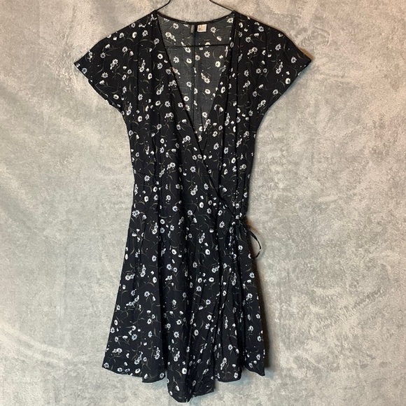 Divided Dresses & Skirts - Divided H&M Floral Wrap Dress